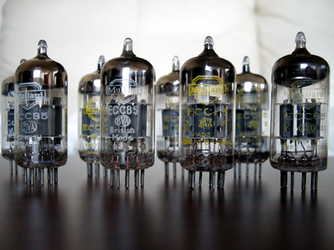 Mullard ECC85 真空管の写真
