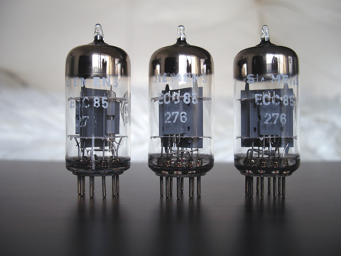 Telefunken ECC85 真空管の写真